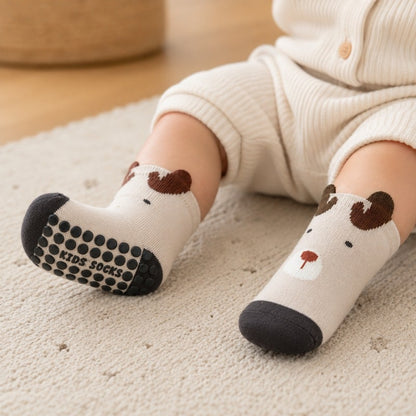 Babystrumpor med vit botten, djurmönster och halkskyddsprickar vid tån