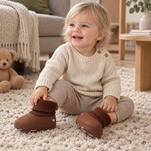 Små bruna babytossor med ribbad mudd och markerad knappdetalj