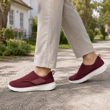 Ergonomiska bordeaux slip-on-skor i textil med vit sula