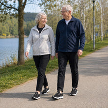 Slip-on-skor på äldre par i promenad, mörk ovandel och vit sula syns