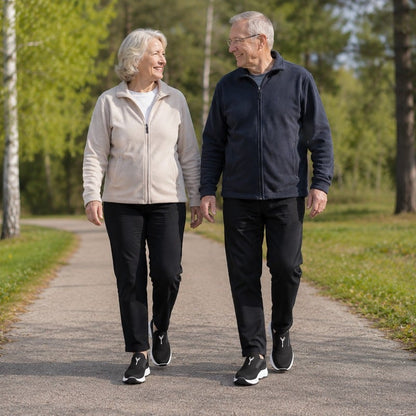 Mörka slip-on-skor på promenad, vit sula och gummisula syns på fötterna