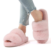 Rosa fluffiga tofflor med dubbla remmar, bärs med jeans vid foten
