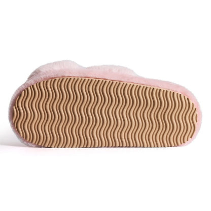 Undersida till rosa fluffiga tofflor med räfflat mönster och brun sula