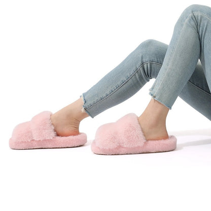 Rosa fluffiga tofflor med dubbla remmar, bärs under byxben