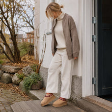 Fodrade höstskor i beige med platåsula, röda snörkantdetaljer och lockig foder