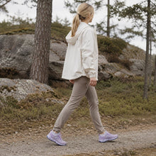 Lila sneakerskor i ventilerande mesh med snörning och tjock yttersula