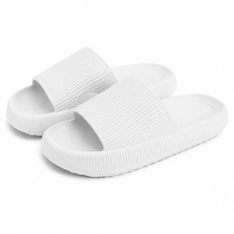 Vita slip-on-tofflor med mjuk sula och textilrem över tån