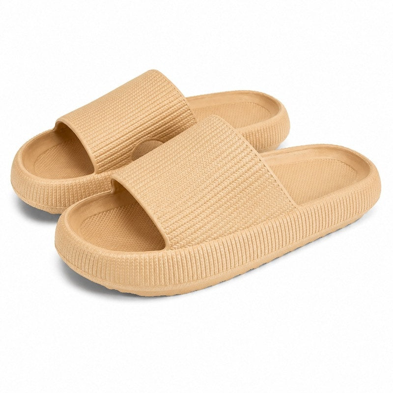 Aprikosfärgade slip-on-tofflor med mjuk sula och bred rem över tån