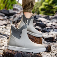 Korta regnstövlar i ljusgrått med slip-on och gråvit sula