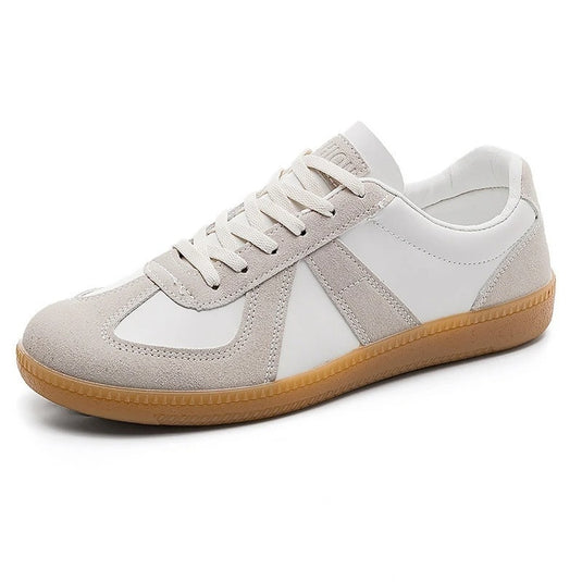 Låga vita sneakers i läderlook med grå paneler och guldfärgad gummisula