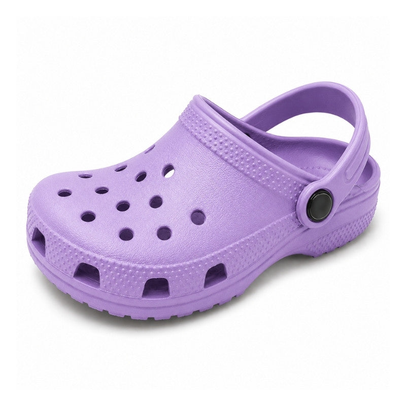 Lila barntofflor med hålmönster och hälrem, lätta slip-on för sommar.