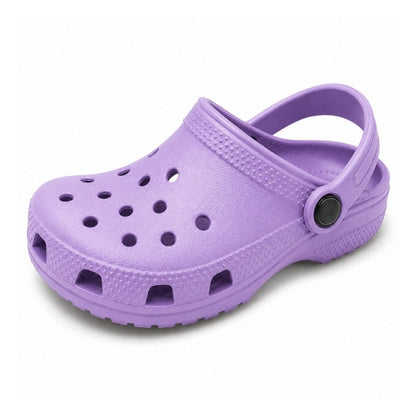 Lila barntofflor med hålmönster och hälrem, lätta slip-on för sommar.