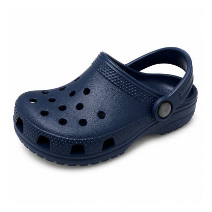 Mörkblå barntofflor med hålmönster och hälrem, lätta slip-on i syntet.