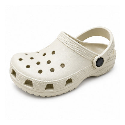Vita barntofflor med hålmönster och hälrem, lätta slip-on för barn.