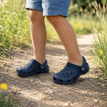 Marinblå barntofflor med hål och hälrem, lätta slip-on för barn.