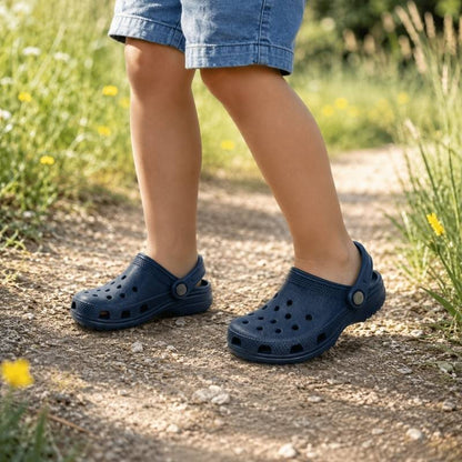 Marinblå barntofflor med hål och hälrem, lätta slip-on för barn.