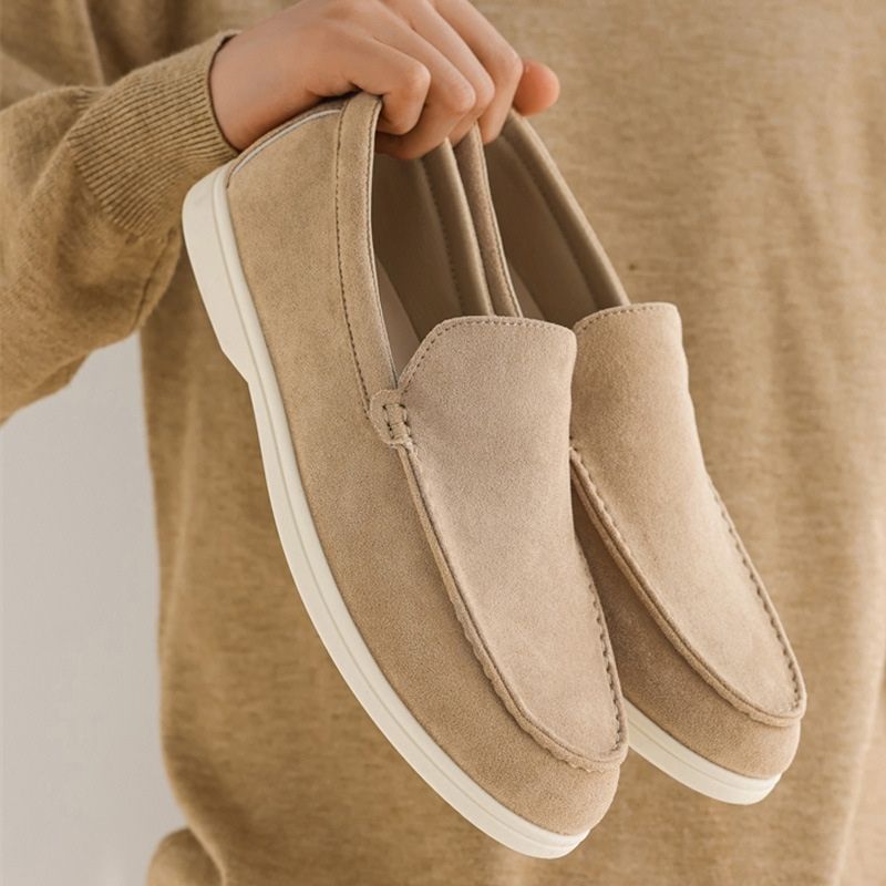 Mockaloafers i ljusbeige med instick och vit gummisula, sidovy