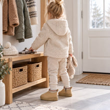 Mysiga vinterkängor för barn i beige med pälskant och mönstrad kant upptill