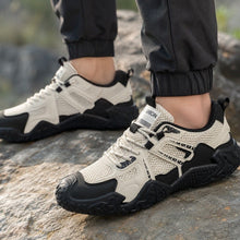 Off-white och svart sneakers med ventilerande mesh, snörning och kraftig slitbana.