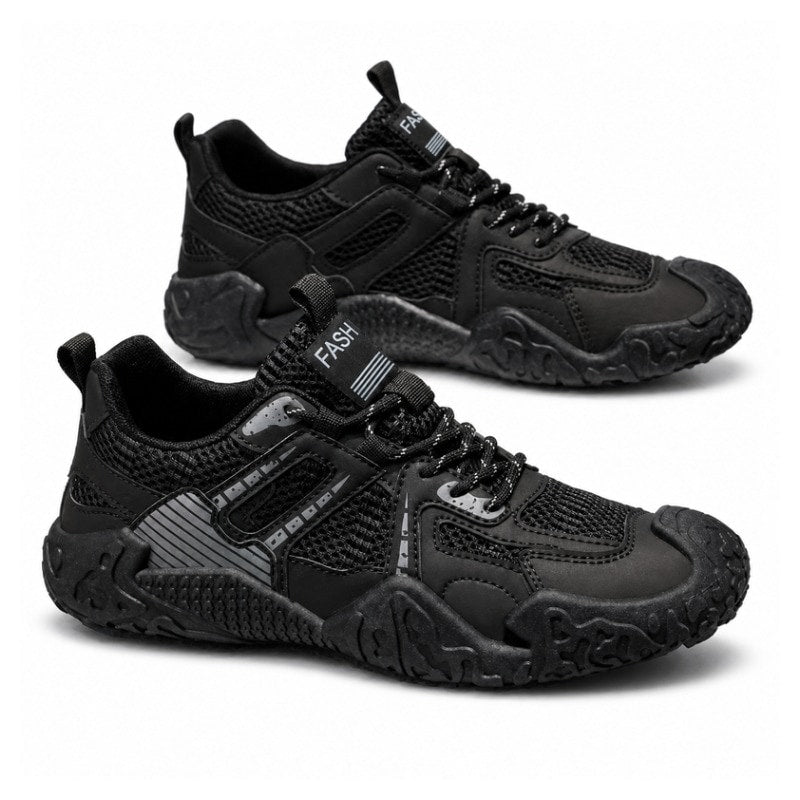 Svarta mesh-sneakers med snörning och kraftig sula, utomhuslook.