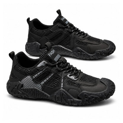 Svarta mesh-sneakers med snörning och kraftig sula, utomhuslook.