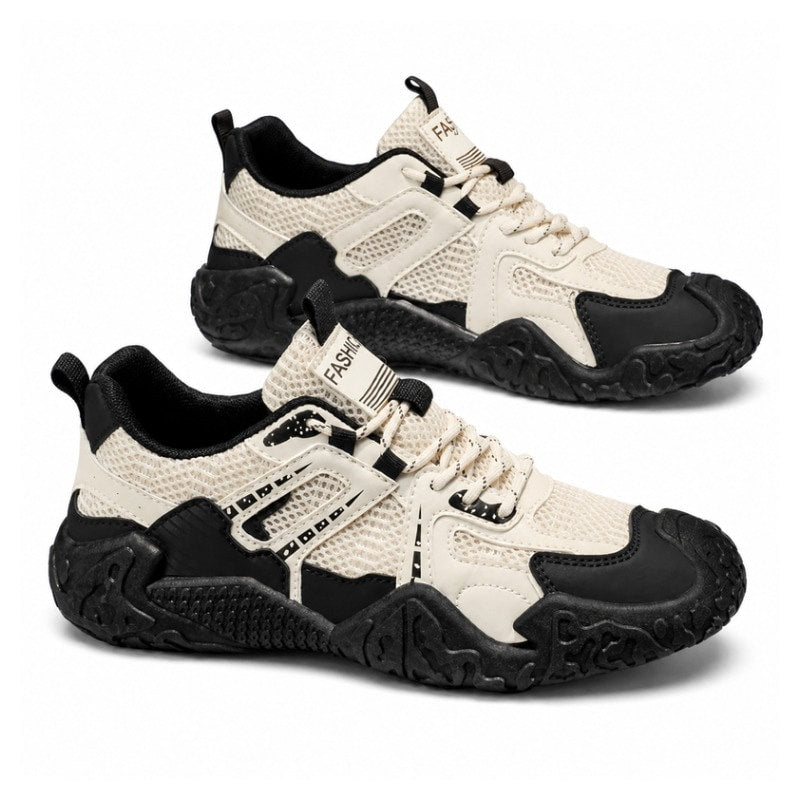 Ventilerande mesh-sneakers i off-white och svart, snörning och grov sula.