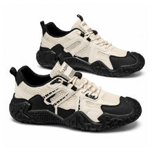 Ventilerande mesh-sneakers i off-white och svart, snörning och grov sula.