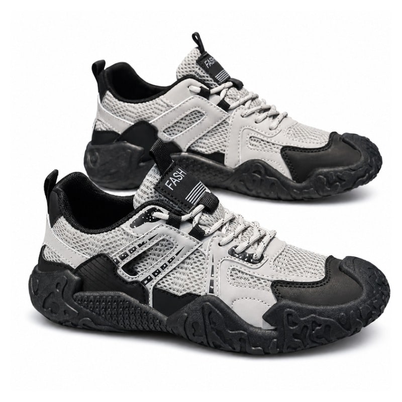Off-white mesh-sneakers med svarta detaljer, snörning och grov sula.