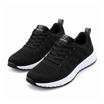 Svarta textilsneakers för dam med snörning, perforerat mesh och vit sula.