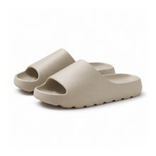Beige slip-on-tofflor med kraftig sula och öppen häl