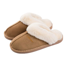 Innetofflor slip-on i brun mocka med vitt, mjukt foder och bred tåöppning