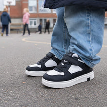 Svarta och vita sneakers för barn, sidovy, med kardborreband