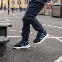 Barnsneakers med ventilerande mesh, mörkblå med blå ränder och kardborrerem.