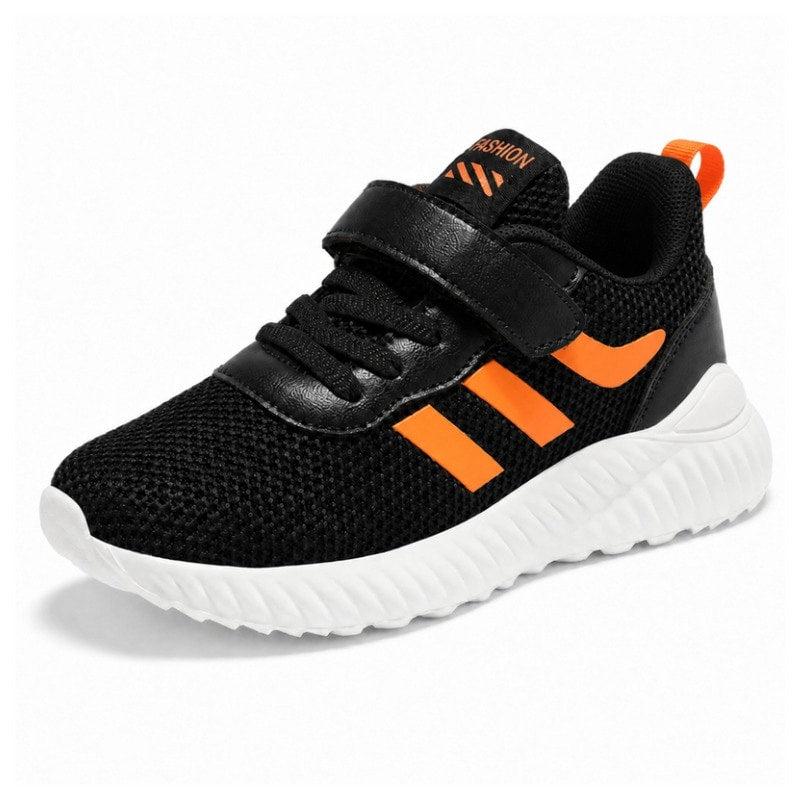 Barnsneakers i ventilerande mesh, svart med orange ränder och kardborrerem.