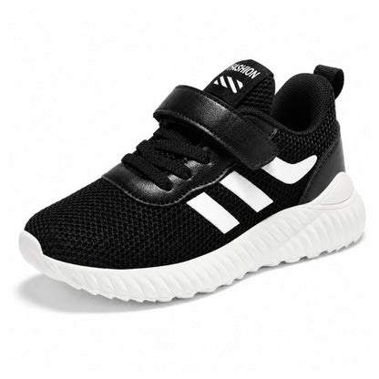 Barnsneakers i ventilerande mesh, svart med vita ränder och kardborrerem.
