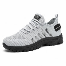 Grå sneakers i mesh med snörning och kraftig svart yttersula.