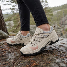 Utomhussko i off-white med rosa detalj och svart mönstrad sula