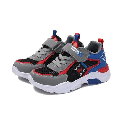 Svarta barnsneakers med röda detaljer, kardborreband och vit, stötdämpande sula
