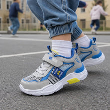 Vita och blå barnsneakers med kardborreband, mesh-ovandel och vit, tjock sula