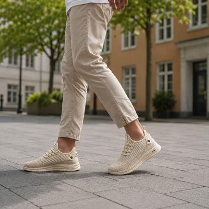 Beiga mesh-sneakers med snörning, bärs med ljusa byxor