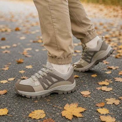 Höstskor i beige med snörning och gummisula, med byxben vid ankeln