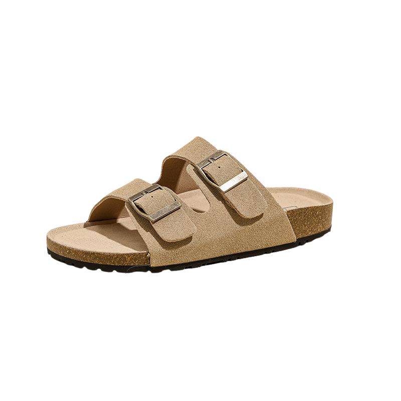Toffel i mockaskinn med två remmar och spännen, beige, gummisula.