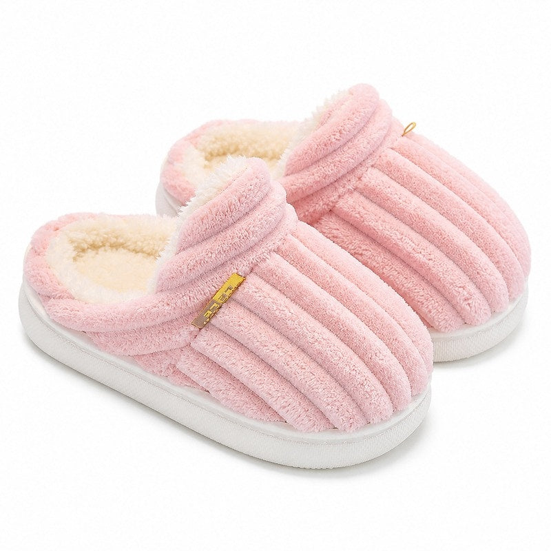 Barnofflor med mjukt fleecefoder i rosa, vit kant och rundad vit sula.