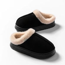 Tofflor, slip-on, svarta med beige fuskpäls och svart sula.
