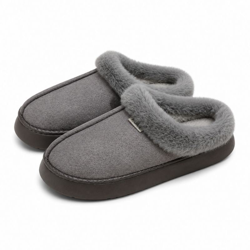 Tofflor, slip-on, grå med grå fuskpäls och mörk sula.