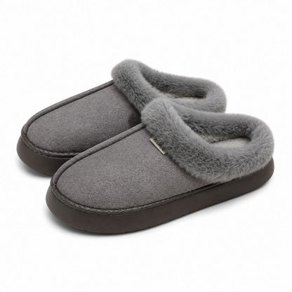 Tofflor, slip-on, grå med grå fuskpäls och mörk sula.
