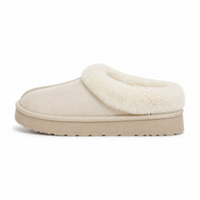 Varmfodrad innetoffel i beige mockalik yta med mjuk pälskant och grov sula