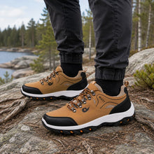 Bruna outdoor-skor med snörning och grå/svart detaljer, kraftig yttersula