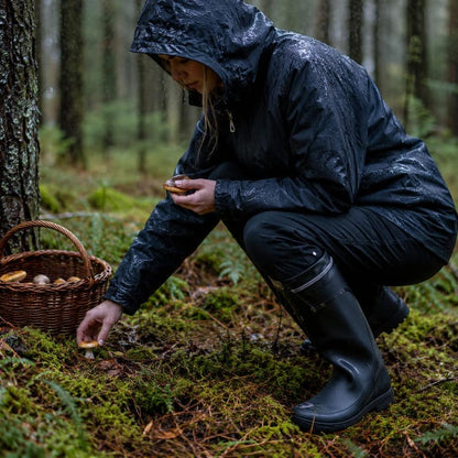 Svarta vattentäta regnstövlar med högt skaft, snördetaljer och tjock sula